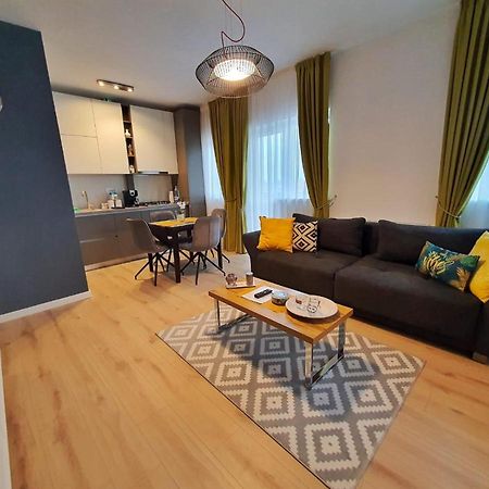 Elias Central Apartment - 2 Bedrooms & Free Parking 拉迪亚 外观 照片